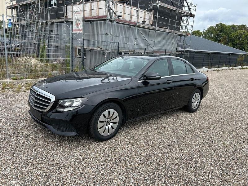 Schwarz Gebraucht 2019 Mercedes E200 Limousine | 10.800 € (Fairer Preis) - Bild 1/4