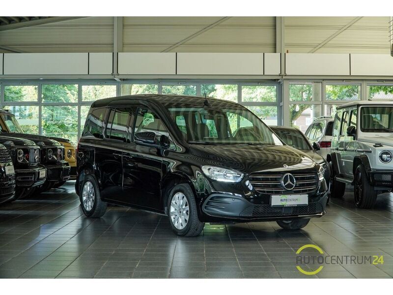 Schwarz Gebraucht 2023 Mercedes T180 Advantage Van / Kleinbus | 22.990 € (Guter Preis) - Bild 1/4