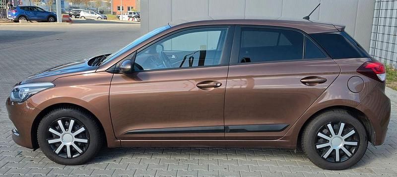Gebraucht Hyundai i20 90 PS (66 kW) 2015 Braun Kleinwagen