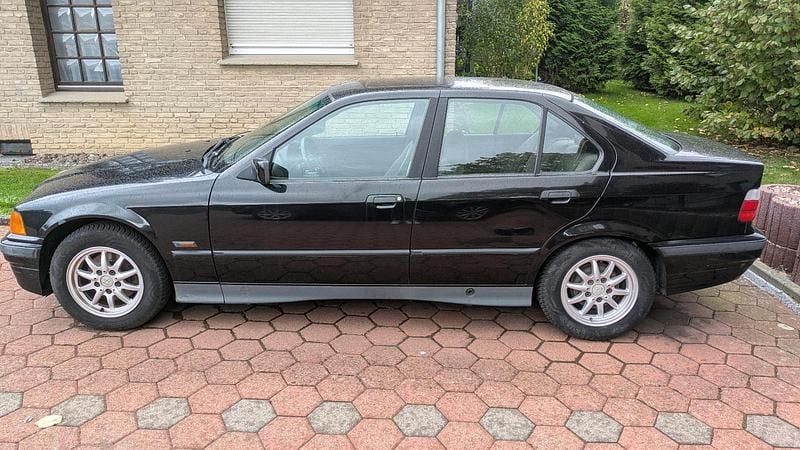 Schwarz Gebraucht 1996 BMW 316 Basis Limousine | 2.100 € - Bild 1/4