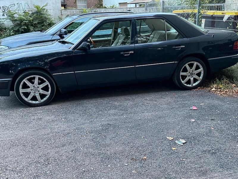 Blau Gebraucht 1989 Mercedes 200 Limousine | 3.900 € - Bild 1/3