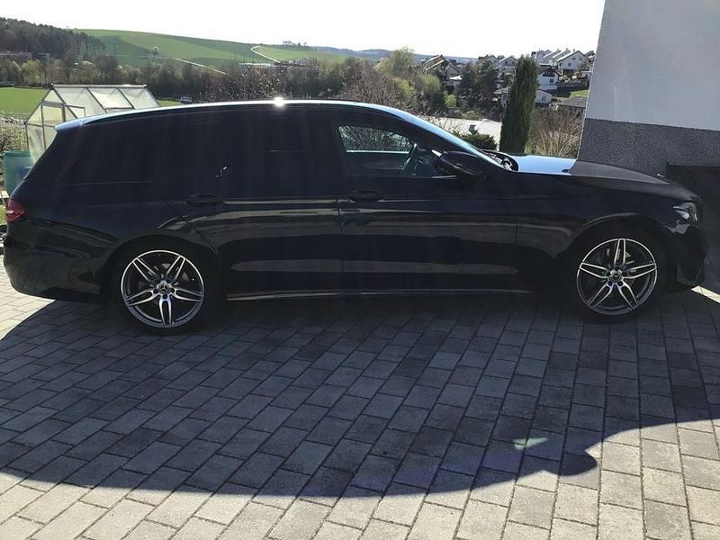 Gebraucht Mercedes E220 AMG 194 PS (142 kW) 2017 Blau Kombi