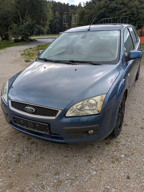 Blau Gebraucht 2005 Ford Focus Ghia Limousine | 1.090 € (Fairer Preis) - Bild 1/4