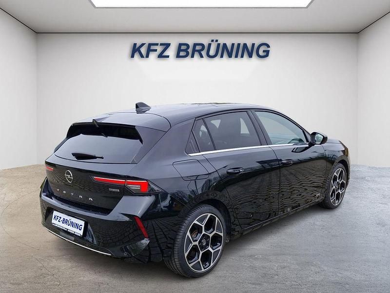 Gebraucht Opel Astra 179 PS (131 kW) 2022 Diamant schwarz (g7o) (metallic) Limousine