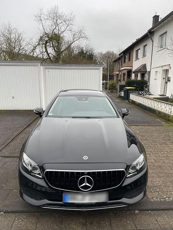 Schwarz Gebraucht 2019 Mercedes E220 Coupé | 26.900 € (Superpreis) - Bild 1/4