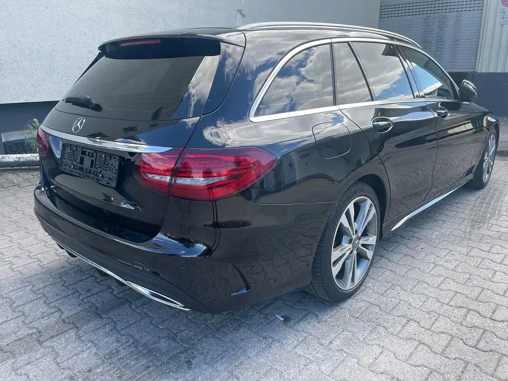 Gebraucht Mercedes C220 AMG line 194 PS (142 kW) 2019 Schwarz Limousine