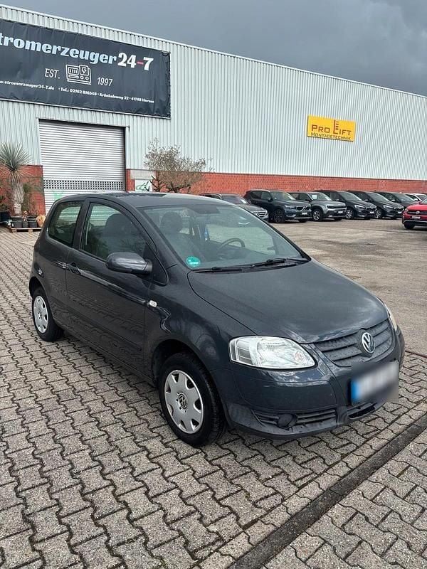 Usado VW Fox 54 HP (39 kW) 2005 Cinzento Citadino