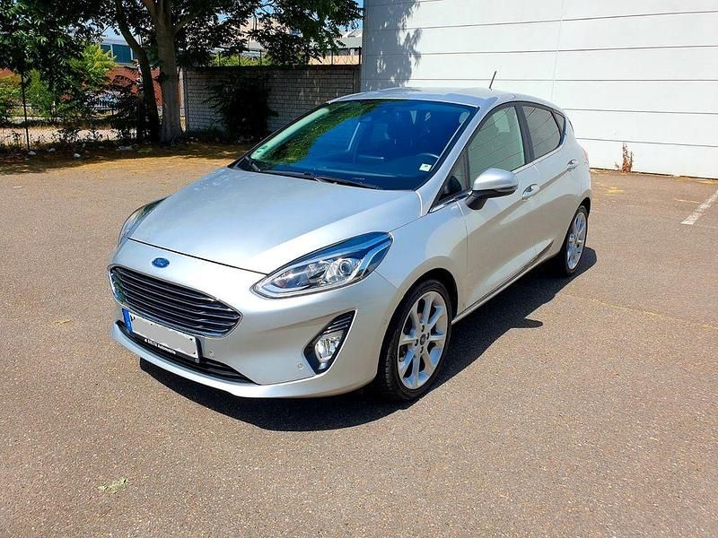 Silber Gebraucht 2018 Ford Fiesta Titanium Kleinwagen | 13.100 € (Fairer Preis) - Bild 1/4