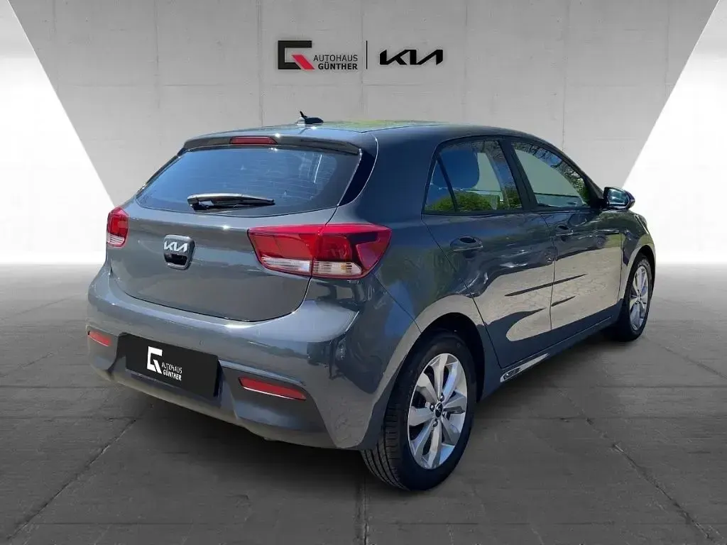 Używany Kia Rio Vision 101 KM (74 kW) 2023 Szary Sedan/Limuzyna