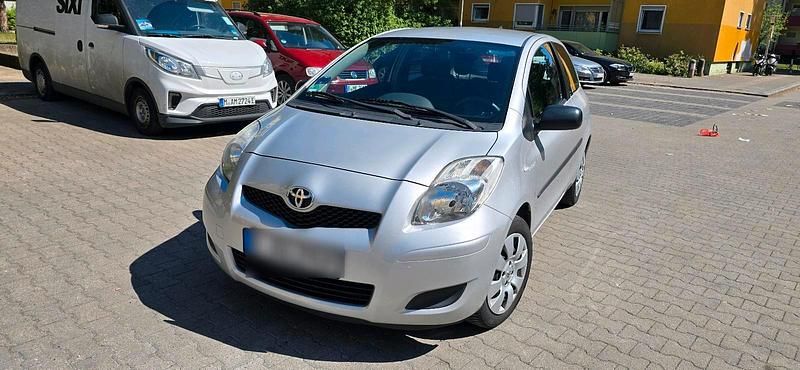 Grau Gebraucht 2010 Toyota Yaris Kleinwagen | 3.300 € (Guter Preis) - Bild 1/4