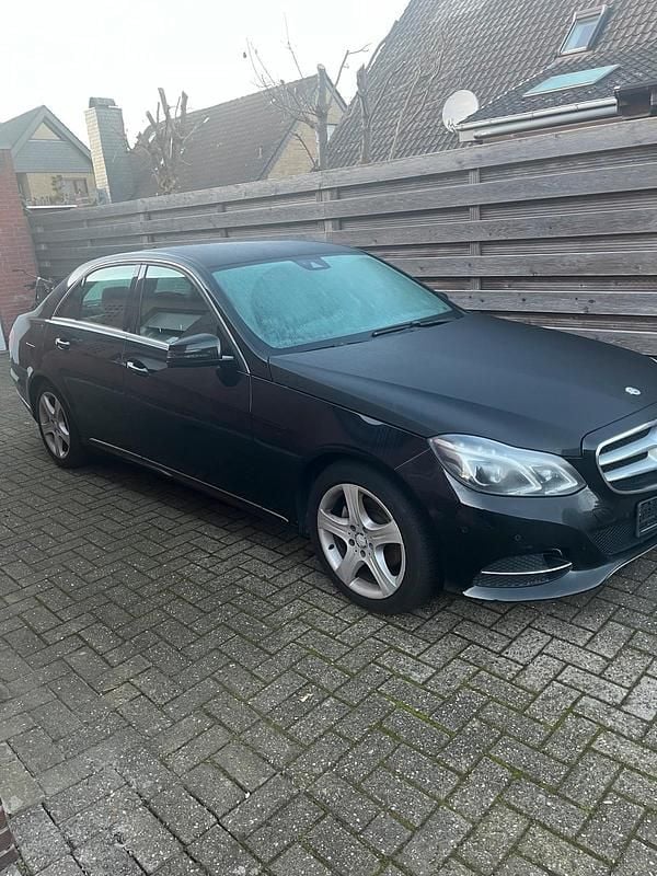 Schwarz Gebraucht 2014 Mercedes E220 Limousine | 10.500 € (Guter Preis) - Bild 1/4