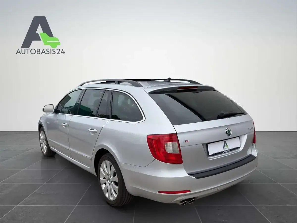 Używany Skoda Superb 170 KM (125 kW) 2012 Srebrny Kombi