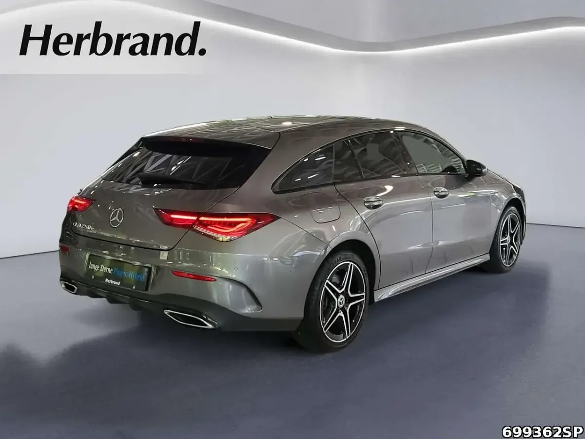 Gebraucht Mercedes CLA250e AMG 160 PS (117 kW) 2023 Metalliclack mountaingrau Coupé