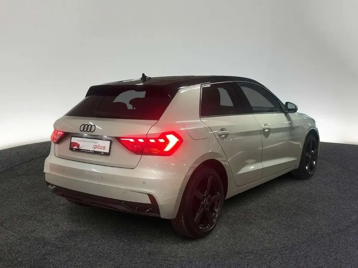 Neu Audi A1 Advanced 95 PS (69 kW) 2025 N8 tausilber metallic SUV