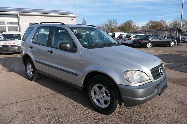 Grau Gebraucht 2001 Mercedes ML270 SUV | 2.900 € (Superpreis) - Bild 1/4