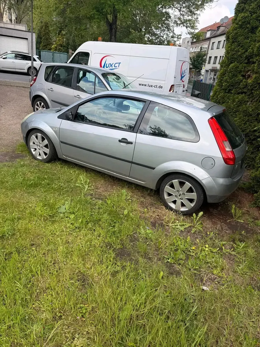 Gebraucht Ford Fiesta 69 PS (50 kW) 2005 Silber Kleinwagen