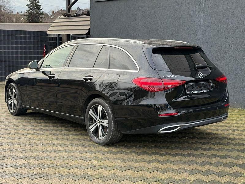 Gebraucht Mercedes C300e Avantgarde 204 PS (150 kW) 2022 Schwarz Limousine