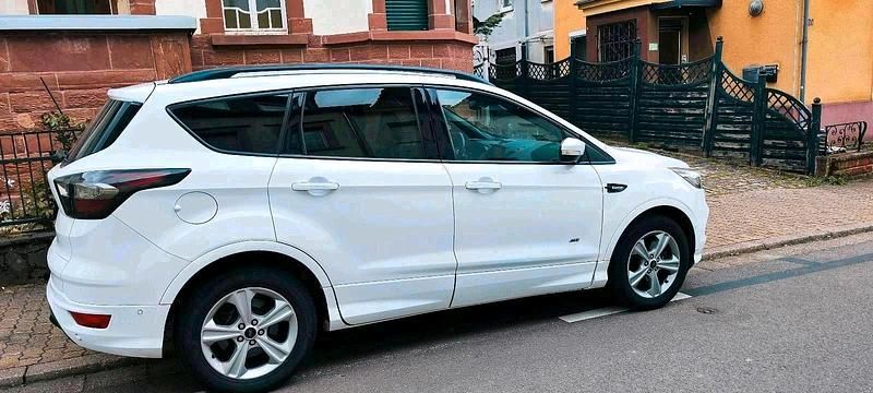 Gebraucht Ford Kuga ST-Line 180 PS (132 kW) 2018 Weiß SUV
