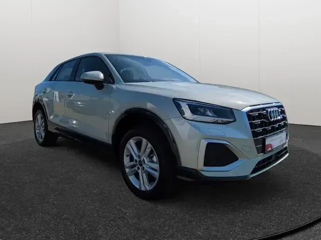 Neu Audi Q2 Advanced 150 PS (110 kW) 2026 Silber SUV