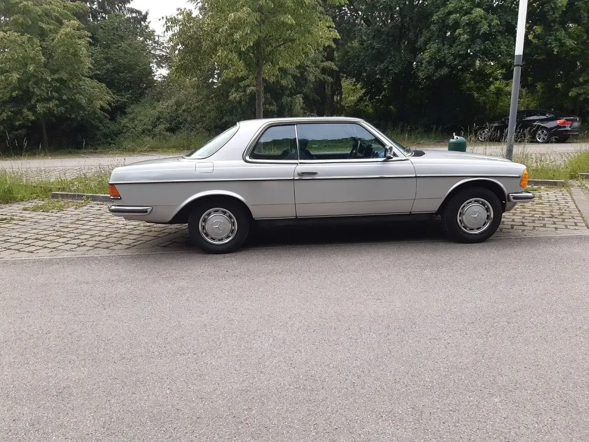 Gebraucht Mercedes 230 136 PS (100 kW) 1983 Silber Coupé