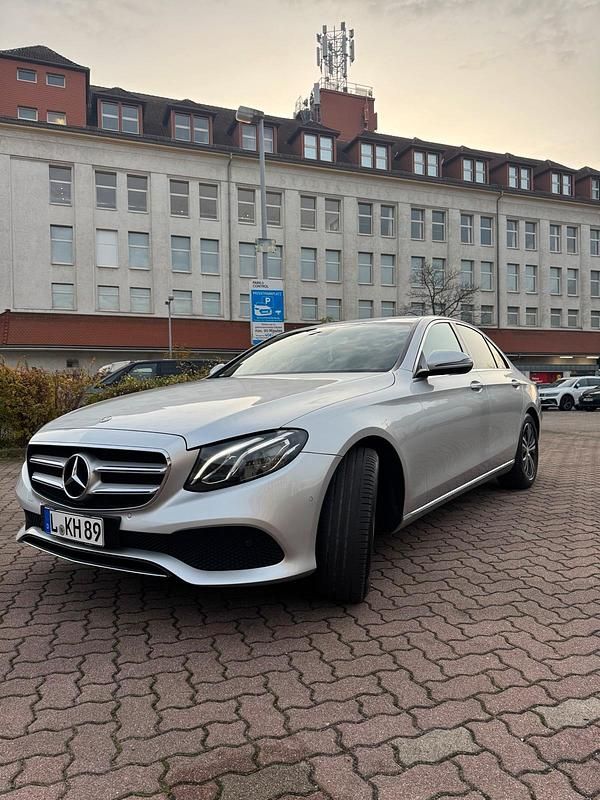 Silber Gebraucht 2016 Mercedes E220 Avantgarde Limousine | 18.900 € (Guter Preis) - Bild 1/4