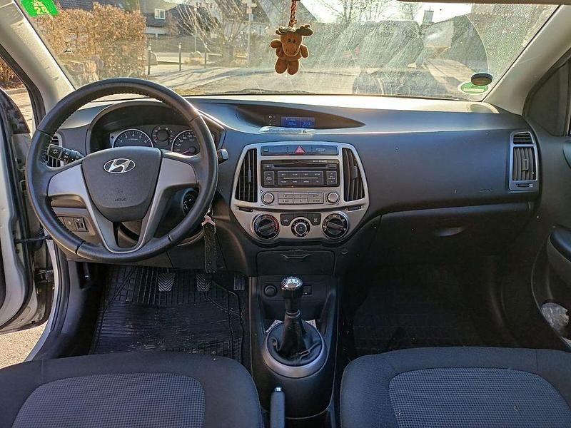 Gebraucht Hyundai i20 Classic 86 PS (63 kW) 2014 Silber Kleinwagen