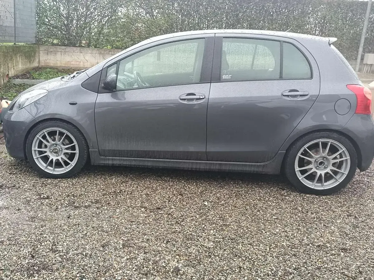 Gebraucht Toyota Yaris 133 PS (97 kW) 2008 Grau Kleinwagen