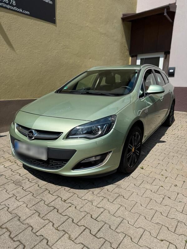Grün Gebraucht 2012 Opel Astra Kombi | 6.600 € (Teuer) - Bild 1/4