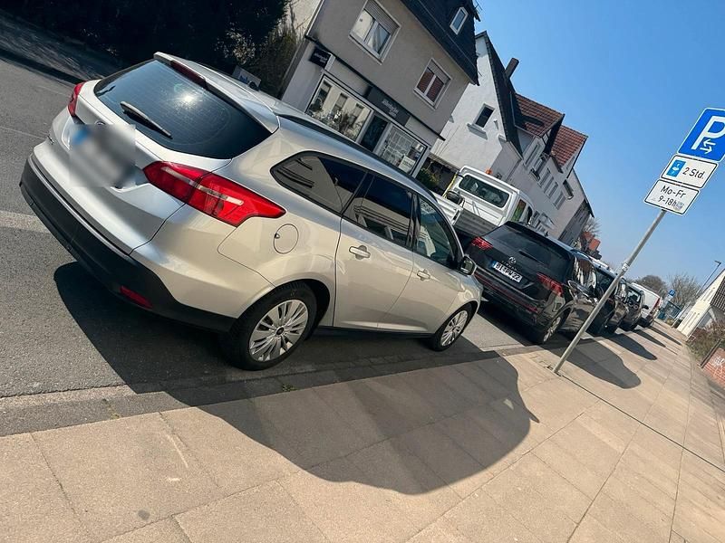 Gebraucht Ford Focus 120 PS (88 kW) 2016 Silber Kombi