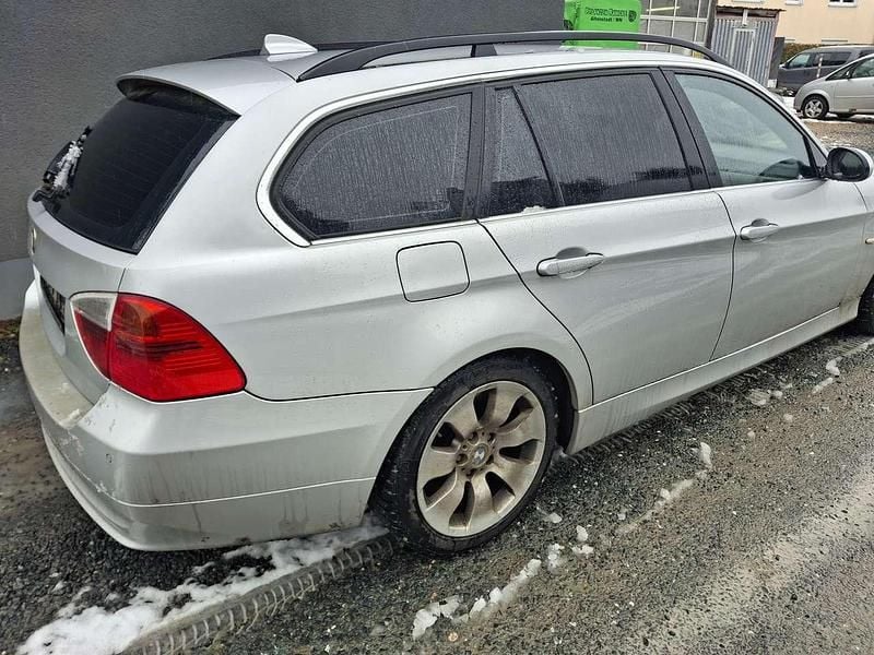 Gebraucht BMW 330 231 PS (169 kW) 2006 Titansilber metallic Kombi