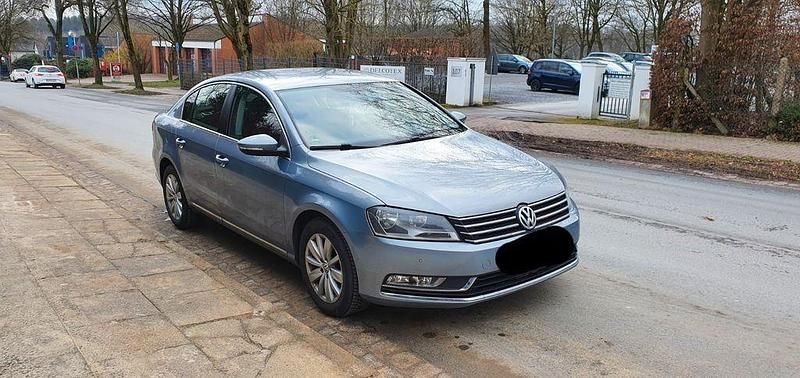 Gebraucht VW Passat Comfortline 140 PS (102 kW) 2012 Blau Limousine