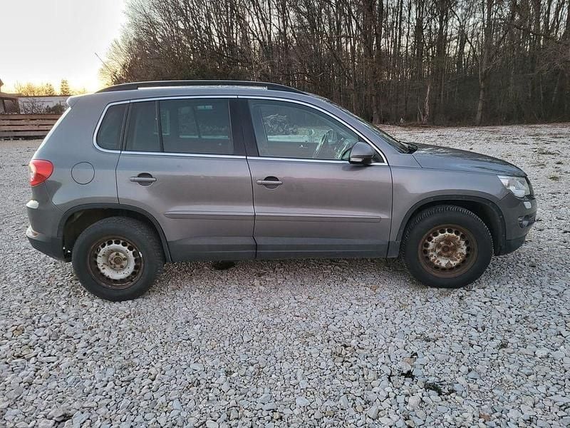 Grau Gebraucht 2010 VW Tiguan Track & Field SUV | 4.879 € (Etwas zu teuer) - Bild 1/4