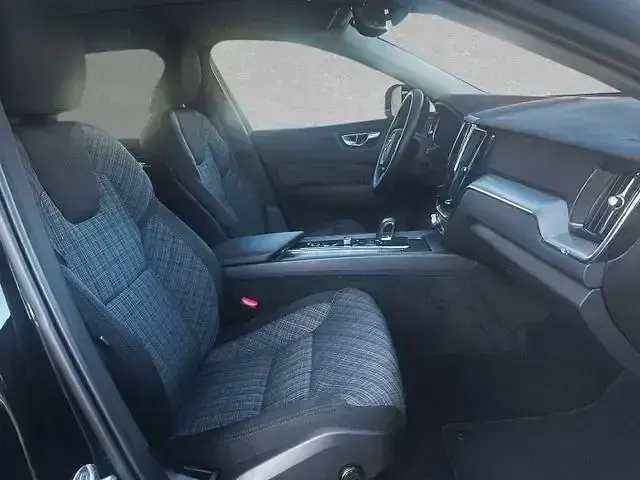 Używany Volvo XC60 Core 349 KM (256 kW) 2025 Czarny SUV
