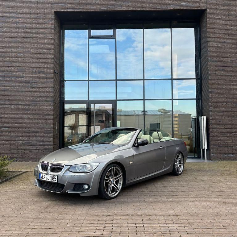Grau Gebraucht 2012 BMW 320 Cabriolet M Sport Cabrio | 12.900 € (Fairer Preis) - Bild 1/4