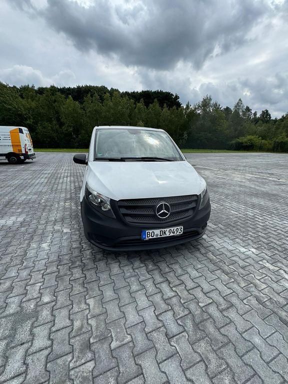 Weiß Gebraucht 2021 Mercedes Vito Van / Kleinbus | 23.900 € - Bild 1/4