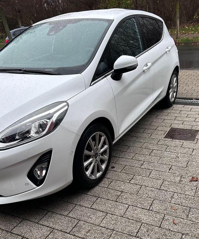 Weiß Gebraucht 2019 Ford Fiesta Titanium Kleinwagen | 10.100 € (Guter Preis) - Bild 1/4