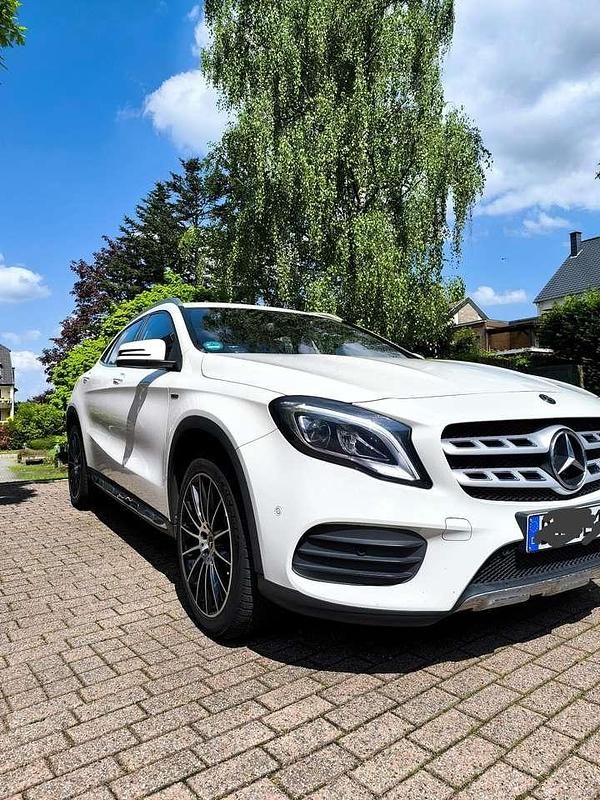 Weiß Gebraucht 2017 Mercedes GLA200 Edition SUV | 19.750 € (Etwas zu teuer) - Bild 1/4