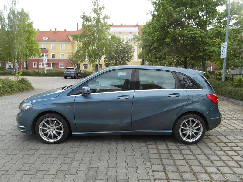 Gebraucht Mercedes B180 109 PS (80 kW) 2012 Blau Van / Kleinbus