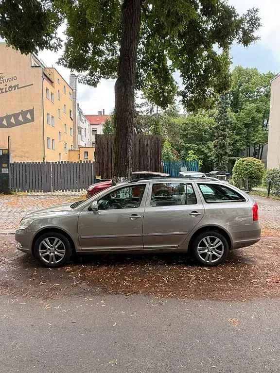 Gebraucht Skoda Octavia Classic 102 PS (75 kW) 2009 Beige Limousine