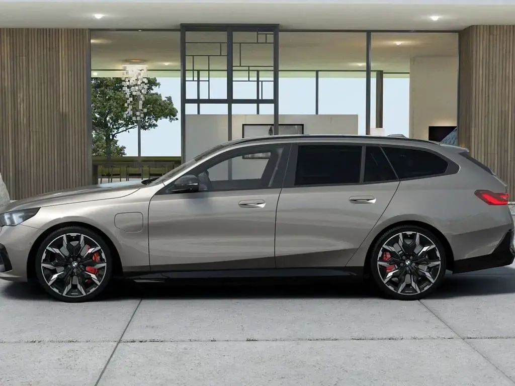 Gebraucht BMW 550e M Sport 313 PS (230 kW) 2025 Oxide grey ii (grau) Kombi