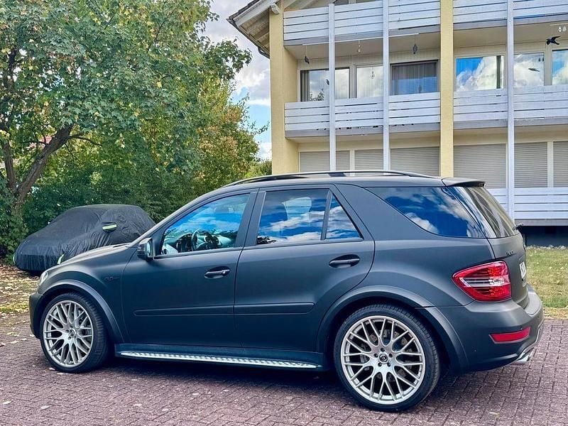 Schwarz Gebraucht 2011 Mercedes ML63 AMG AMG SUV | 25.900 € (Teuer) - Bild 1/4