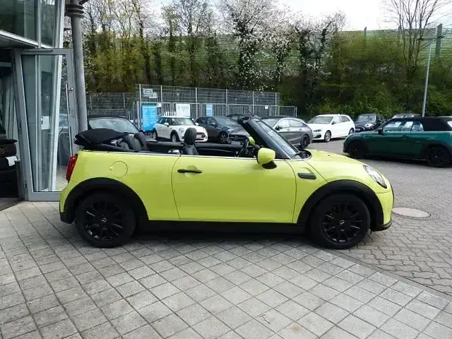 Gebraucht Mini One Cabriolet Classic 102 PS (75 kW) 2021 Gelb Cabrio
