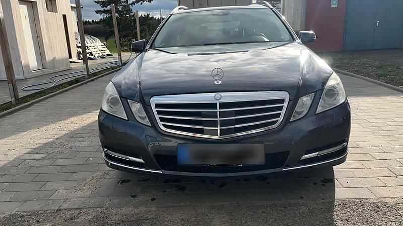 Gebraucht Mercedes E220 170 PS (125 kW) 2011 Grau Kombi