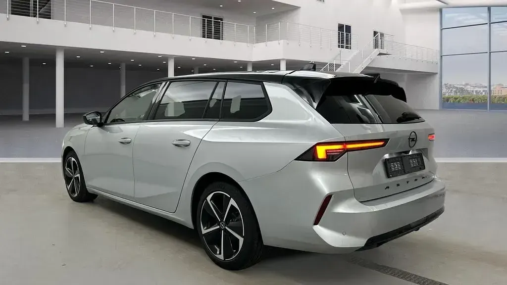 Usado Opel Astra 131 HP (96 kW) 2025 Prateado Citadino