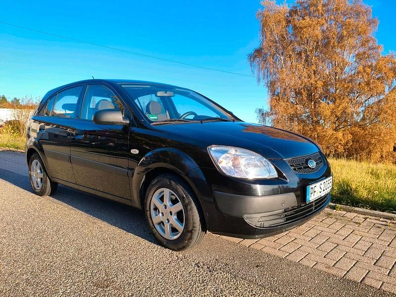 Schwarz Gebraucht 2009 Kia Rio Limousine | 1.900 € - Bild 1/4