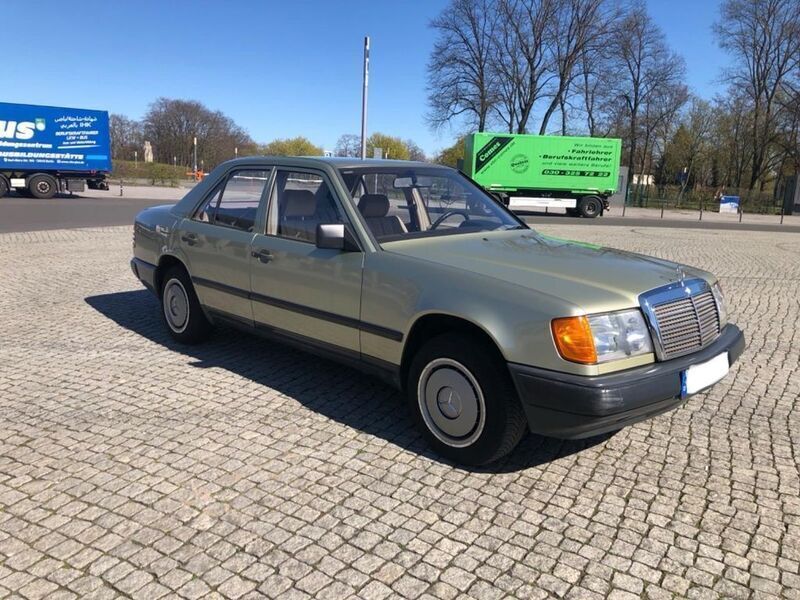 Grün Gebraucht 1985 Mercedes 230 Limousine | 3.900 € - Bild 1/4