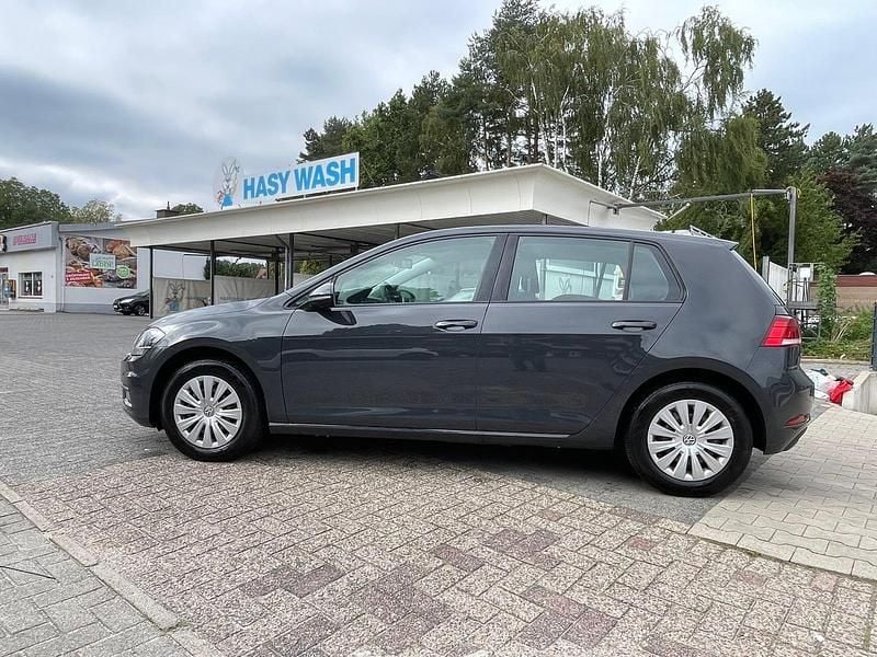 Grau Gebraucht 2018 VW Golf VII Trendline Limousine | 8.499 € (Superpreis) - Bild 1/4
