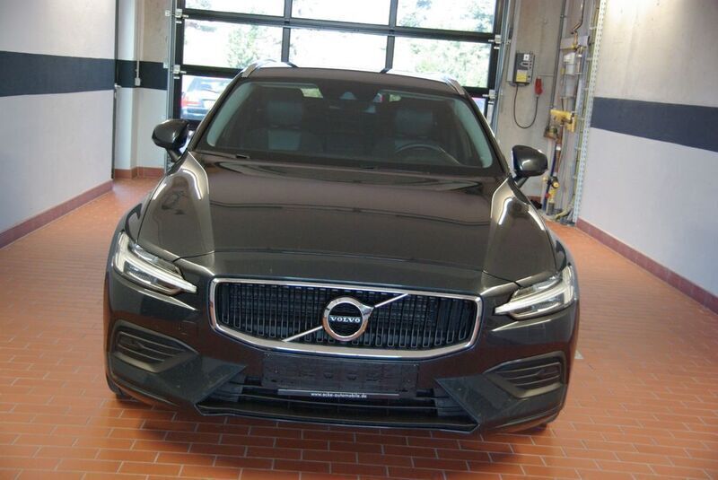 Grau Gebraucht 2019 Volvo V60 Momentum Kombi | 27.500 € (Etwas zu teuer) - Bild 1/4