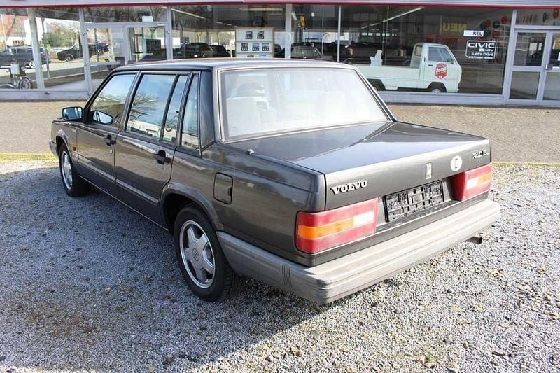 Gebraucht Volvo 740 116 PS (85 kW) 1990 Schwarz (metallic) Limousine