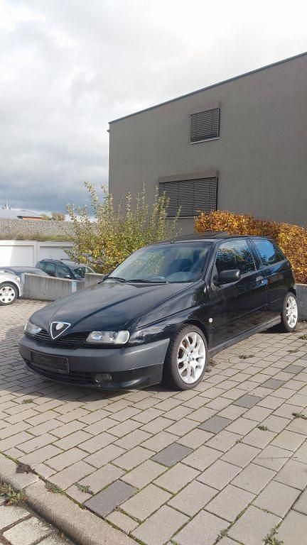 Gebraucht Alfa Romeo 145 103 PS (75 kW) 1996 Schwarz Kleinwagen
